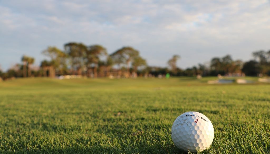 Wie droppt man den Ball im Golf richtig