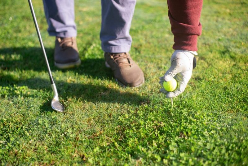 Golf Spieler bereitet Abschlag vor