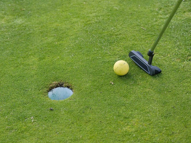 Golf Putt auf dem Green
